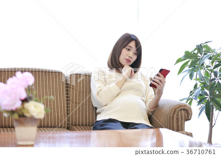 Maternity woman sitting on couch 36710761