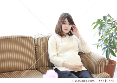 產科婦女坐長沙發 36710778