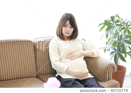 產科婦女坐長沙發 36710779