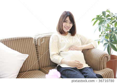 產科婦女坐長沙發 36710780