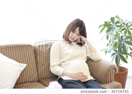 Maternity woman sitting on couch 36710781