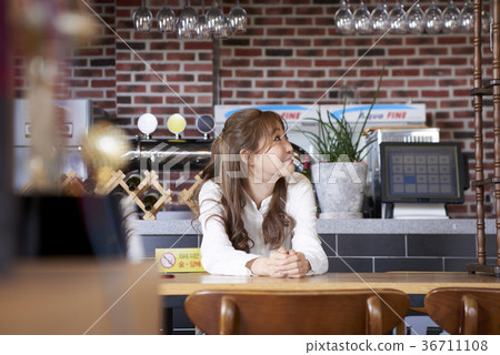 Waitress, professional 36711108