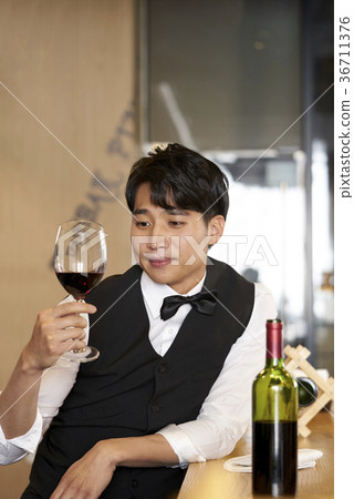 Waiter, sommelier, professional 36711376