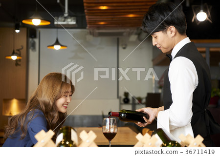 Sommelier, customer, restaurant, cafe 36711419