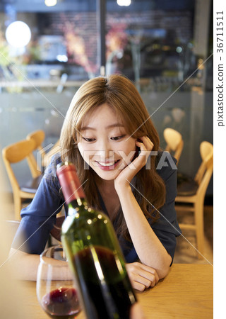 Sommelier, customer, restaurant, cafe 36711511