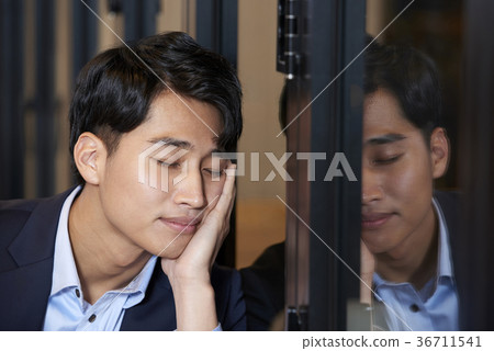 年輕人,大四,咖啡館 年輕人,大四,咖啡館 36711541