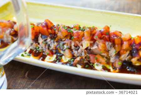 marinated pieces of tataki de atun in sauce 36714021