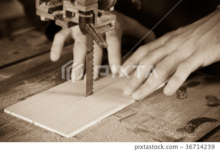 Using ribbon saw 36714239