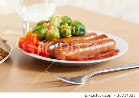Fast food. Grilled sausages with broccoli 36714328