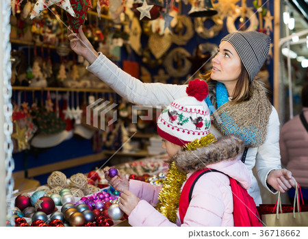 Young mother and small daughter in market Young mother and small daughter in market 36718662