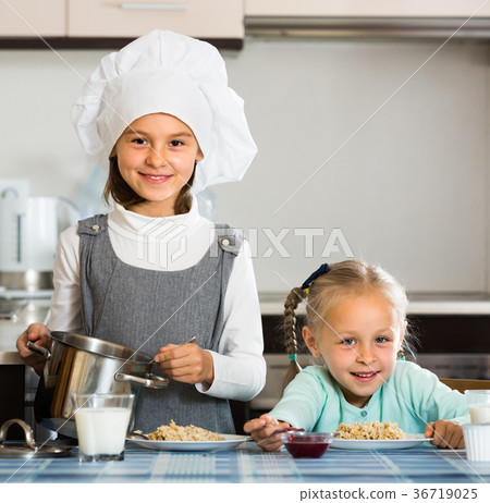 girls having breakfast with porridge 36719025