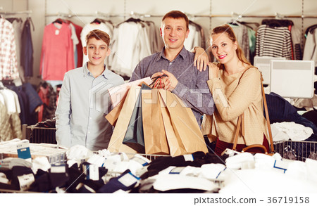 Family with purchases in shop Family with purchases in shop 36719158
