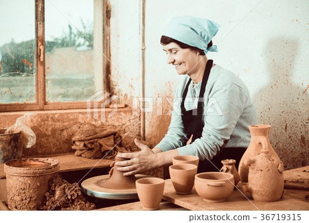 Potter at work 36719315