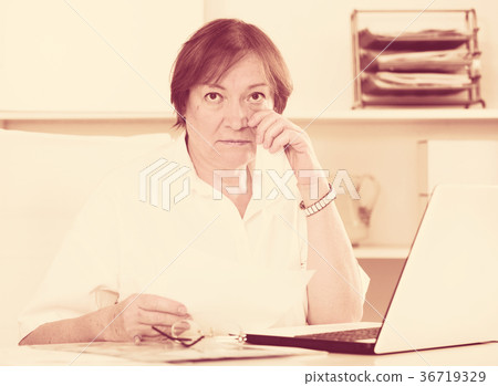 Woman having problem 36719329