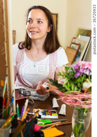 Young girl creates a new picture 36720933