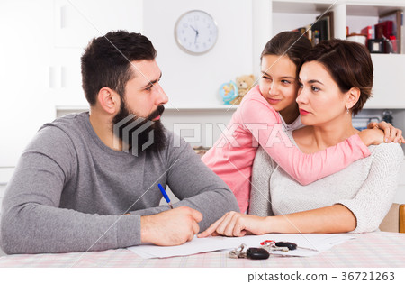 Father and mother preparing divorce papers Father and mother preparing divorce papers 36721263