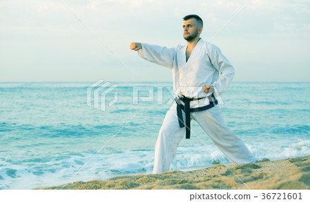 Male 30-40 years old training the Kokutsu-dachi stance 36721601