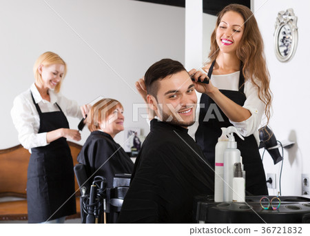 Woman hairdresser doing hairstyle 36721832