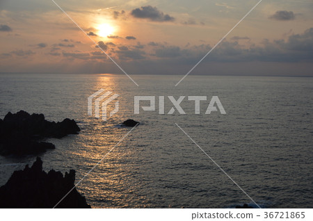 Sunset at Senkaku Bay (Sado Island / Sado City, Niigata Prefecture, Himezu, Hokuto) 36721865
