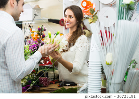 florist working in flower section 36723191