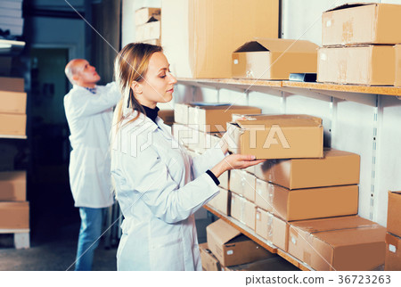 Couple transporting cart cardboard cases Couple transporting cart cardboard cases 36723263