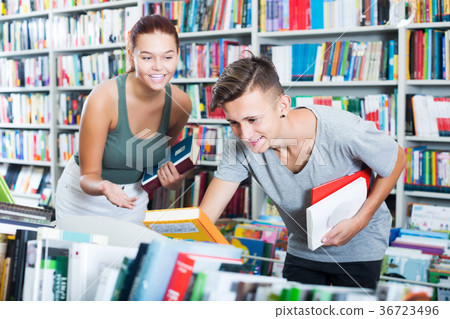 Teenagers looking for new books 36723496