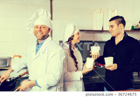Customer buys fastfood 36724675