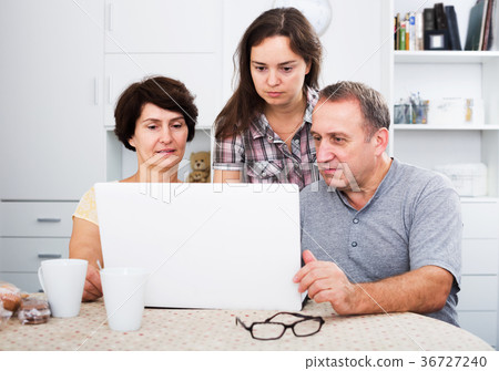 Senior couple with adult daughter 36727240