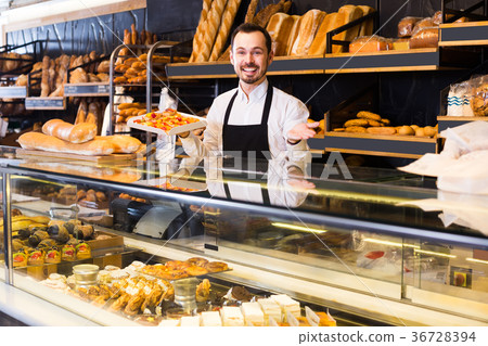 Baker demonstriruet pastries and sweets 36728394