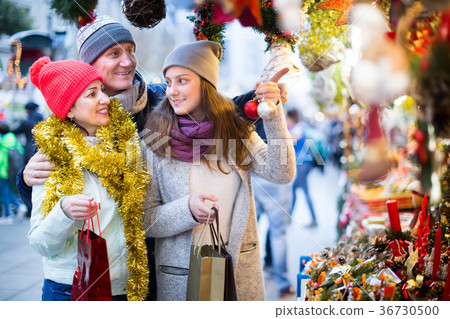 middle-aged married couple with a teenage daughter at Christmas market middle-aged married couple with a teenage daughter at Christmas market 36730500