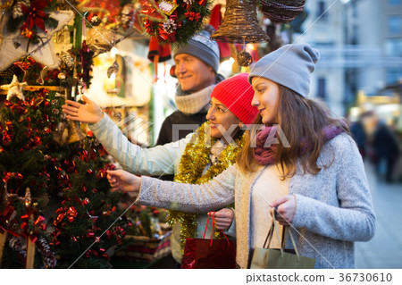 Smiling parents with daughter of Xmas market Smiling parents with daughter of Xmas market 36730610
