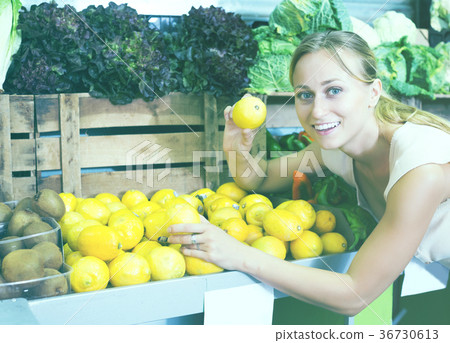 Customer taking lemons 36730613