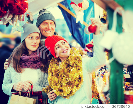Smiling parents with daughter of Xmas market Smiling parents with daughter of Xmas market 36730640