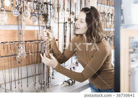 Female offering to buy fashionable necklace Female offering to buy fashionable necklace 36730641