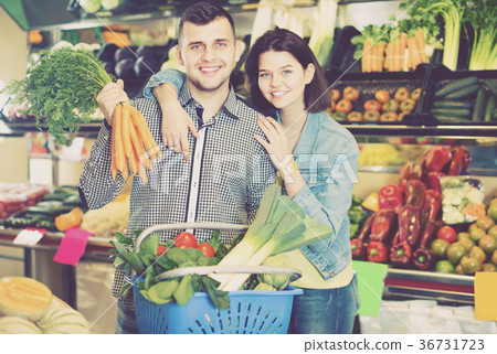 Young couple choosing vegetables in grocery shop 36731723