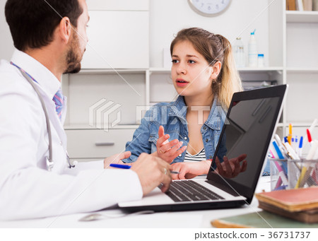 Girl with sore throat visiting doctor 36731737