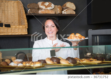 Cook gladly suggesting pastry 36731752