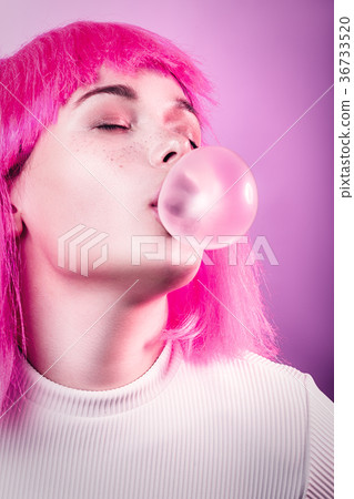 inflates a bubble 36733520