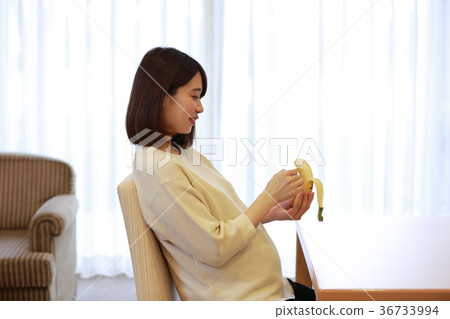 吃香蕉的產科婦女 36733994