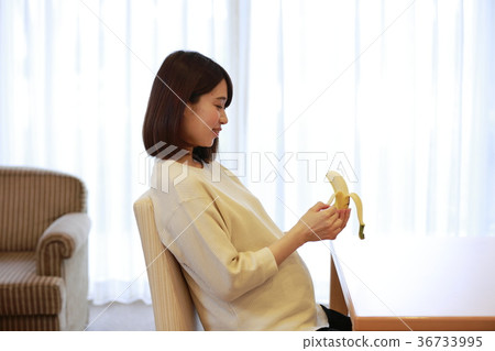 吃香蕉的產科婦女 吃香蕉的產科婦女 36733995