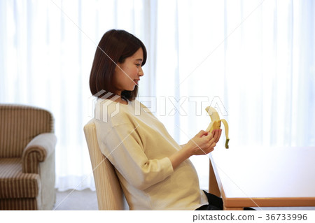 吃香蕉的產科婦女 36733996