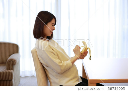 Maternity woman eating banana 36734005