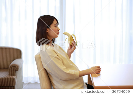 Maternity woman eating banana Maternity woman eating banana 36734009