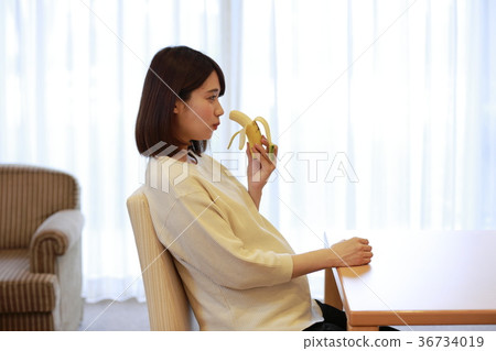 吃香蕉的產科婦女 吃香蕉的產科婦女 36734019