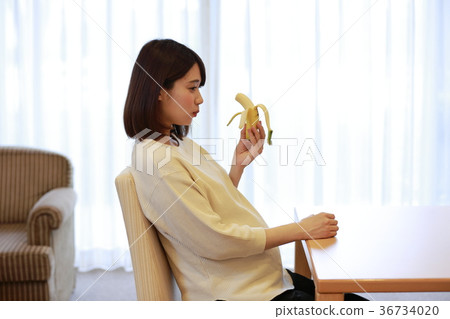 吃香蕉的產科婦女 吃香蕉的產科婦女 36734020