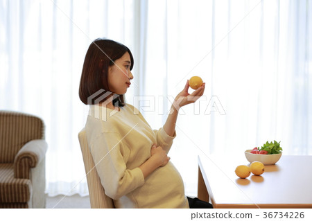 Maternity woman looking at lemon 36734226