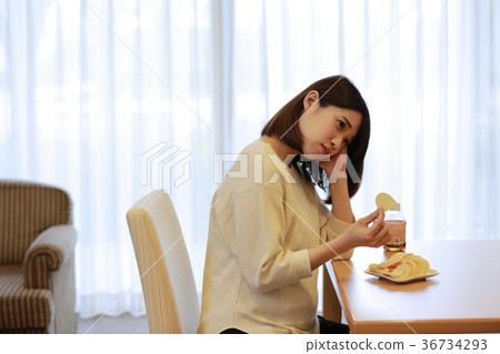 拿著甜點的產科婦女 拿著甜點的產科婦女 36734293
