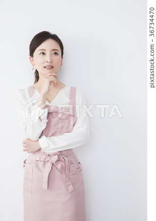 Middle-aged female Middle-aged female 36734470