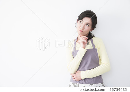 Middle-aged female 36734483