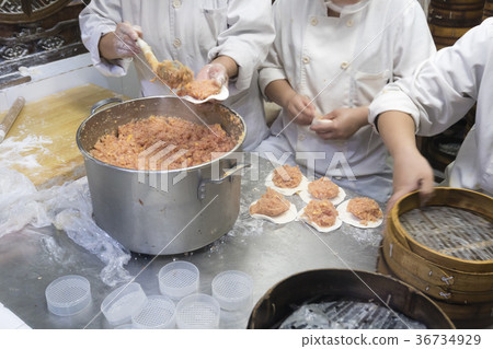 Making Shanghai dumplings 36734929
